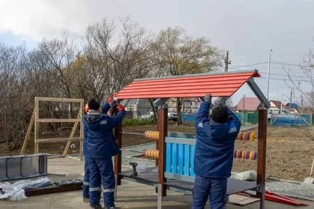 В Луговом обустраивают универсальную спортивную площадку