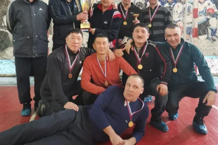 Ветераны из Южно-Сахалинска стали победителями мини-футбольного турнира в Холмске