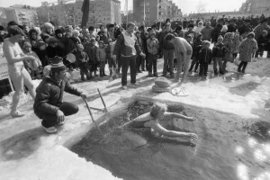 Первые соревнования по зимнему плаванию в Южно-Сахалинске (12 марта 1989 года). Река Рогатка около гостиницы "Турист"