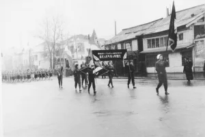 Спортсменки южно-сахалинского педучилища на параде (1950-е годы)