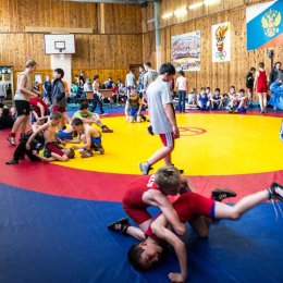 Разминка перед стартом традиционного турнира по вольной борьбе 