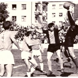 Финал Кубка Дальнего Востока 1968 года. «Шахтер» (Южно-Сахалинск) нанес поражение «Воднику» из Усть-Кута (Иркутская область) – 2:1. 
За победой островной команды наблюдают болельщики на переполненных трибунах стадиона «ДОСА», а также из окон и с балконов домов по ул. Комсомольская