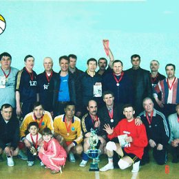 Участники турнира по волейболу, посвященного Дню Победы.
8 мая 2004г.