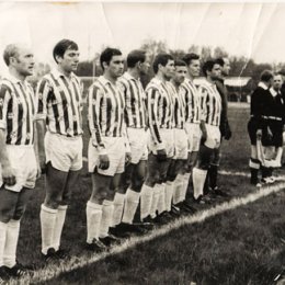 Команда мастеров \"Сахалин\" перед первым матчем сезона 1970г. на стадионе \"Космос\"