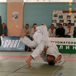 Бросок проводит мастер спорта международного класса Андрей Сероштанов