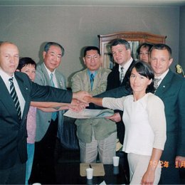 Подписание Соглашения об обмене детскими спортивными делегациями (борьба дзюдо) Сахалинской области и префектуры Хоккайдо на 2005-2008 г.г.
г.Саппоро, Япония
август 2004