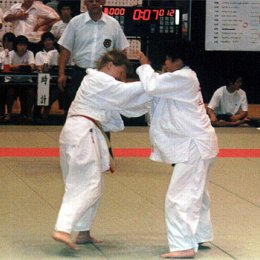 Матчевая встреча по дзюдо в г.Саппоро (Япония), слева Анастасия Кардаш
август 2004г.