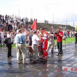 Председатель облспорткомитета Андрей Литвин вручает завоеваный трофей футболистам "Сахалин-Туриста"
Финал Кубка области - 2004 
"Крылья Сахалина" - Сахалин-Турист"
стадион "Спартак" 
14 августа 2004г. 