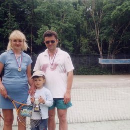 Победители первого теннисного турнира среди любителей (семейные пары). 12.06.2005. 