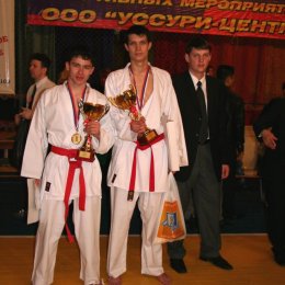 Победители соревнований по кумитэ среди мужчин в категориях до 70 кг. и свыше 70 кг. Александр Рим и Антон Олешко (г.Южно-Сахалинск)