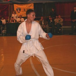 Александр Цыганков (Холмск) - победитель соревнований по кумитэ среди юношей 14-15 лет в категории свыше 55 кг. 