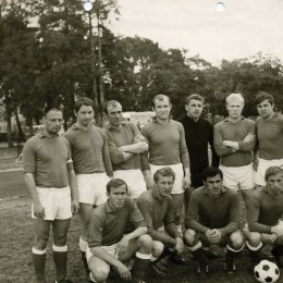 Команда мастеров "Сахалин" на предсезонных сборах в 1973 году. 