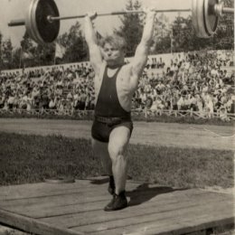 Владимир Брыкин. Мастер спорта по тяжелой атлетике. Серебряный призер чемпионата ДСО «Спартак» 1963 года в Нальчике. Неоднократный чемпион Дальнего Востока. Одиннадцатикратный чемпион Сахалинской области. Многократный рекордсмен Сахалинской области. За годы тренерской работы воспитал чемпионов РСФСР, победителей международных соревнований, обладателей Кубка Сибири и Дальнего Востока. 