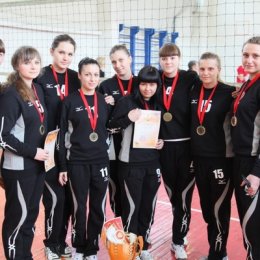 Команда СахГУ, выигравшая турнир памяти Николая Ельченинова (23-25.03.2012). Слева направо Елена Осташева, Мария Морозова, Карина Абдурахманова, Мария Прокопчук, Ксения Осипова, Марина Загидулина, Елена Антипина, Евгения Фетисова, Елена Ненюк, Анна Шеполян. 