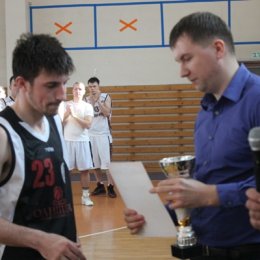 Награда за второе место в открытом чемпионате Южно-Сахалинска не радует капитана "Олимпии" Евгения Трахачева. 