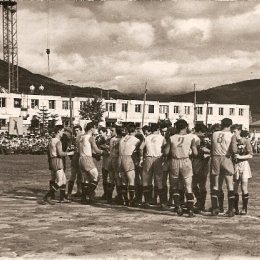В 1960 году южно-сахалинский «Локомотив» выиграл у хабаровской «Зари». Это был полуфинальный матч Кубка Дальнего Востока по футболу. За игрой наблюдали не только болельщики на стадионе «ДОСА», но и рабочие на стройке дома по ул. Комсомольской. 