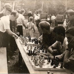 Сеанс одновременной игры проводит один из сильнейших шахматистов Сахалинской области 1960-х годов Юрий Трифонов. 