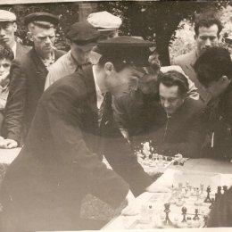 Сеанс одновременной игры проводит один из сильнейших шахматистов Сахалинской области 1960-х годов Юрий Трифонов.