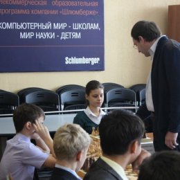 Сеанс одновременной игры международного мастера Алексея Романова (+18=1-0) в естественно-математическом лицее. 
