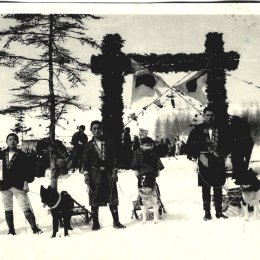 Участники соревнований в гонках на собачьих упряжках. Оодомари (Корсаков), начало 1930-х годов. 