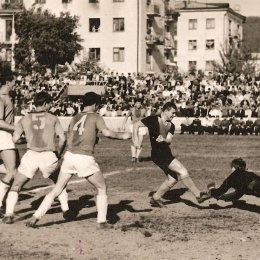 Футбольный матч 1968 года. Стадион «ДОСА» (Южно-Сахалинск). Переполнены не только трибуны, но и окна, из которых болельщики наблюдают за игрой. Сейчас о такой посещаемости можно только мечтать. 