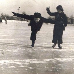 Полвека назад каток «Водник» был чрезвычайно популярен среди корсаковцев. Здесь проводились матчи чемпионата Сахалинской области и района по хоккею с мячом, тренировки конькобежцев и фигуристов, а также соревнования по этим видам спорта. Несмотря на отсутствие профессиональных тренеров, местные жители могли исполнять на коньках различные фигуры. На фотографии видно, как один спортсмен выполняет «ласточку», а второй выставляет ему оценку за артистизм. 
