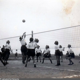 Гимназистки играют в волейбол. Тойохара, 1938 год 