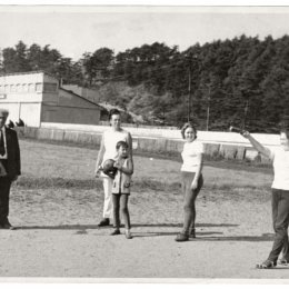 Выполнение нормативов ГТО сотрудниками Корсаковского рыбкоопа. г. Корсаков, стадион «Водник», 1970-е годы. 