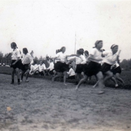 Спортивная встреча гимназисток, 1930-е годы.