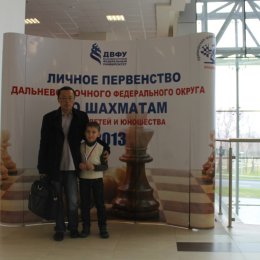 Со своим тренером Вячеславом Дмитриевичем Цой на первенстве ДФО 2013 года