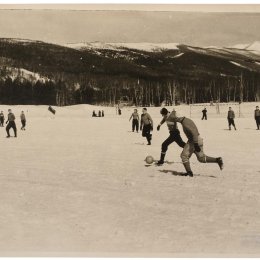 Зимний футбол на стадионе в городском парке, 1956 год