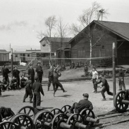 Работники Южно-Сахалинского паровозо-вагоноремонтного завода играют в волейбол в обеденный перерыв (Южно-Сахалинск, 1950-е годы)