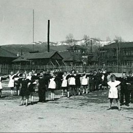Зарядка в одной из школ Южно-Сахалинска (1958 год)