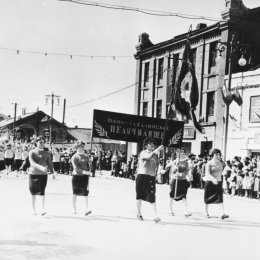 Спортсменки южно-сахалинского педучилища на параде (1950-е годы)