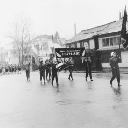 Спортсменки южно-сахалинского педучилища на параде (1950-е годы)