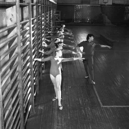 Тренировка в детской гимнастической школе (Южно-Сахалинск, 1967 год)