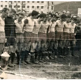 Команда «Локомотив» (Южно-Сахалинск) – обладатель Кубка области 1960 года. 

Стадион «ДОСА» (на заднем плане строящиеся дома по ул. Комсомольская)