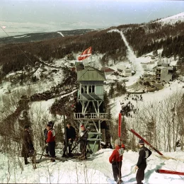 Старейшая из известных цветных фотографий сахалинских прыгунов на лыжах и трамплина

Южно-Сахалинск, начало 1960-х