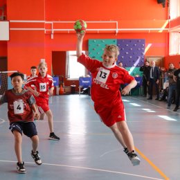 Школьники Южно-Сахалинска впервые сыграли в гандбол