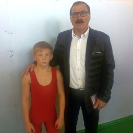 Судья всероссийской категории из Липецка отметил юных сахалинских борцов