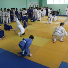 Японские сенсеи учат юных спортсменов канонам классического дзюдо