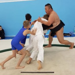 Спортсмены из Японии провели в Южно-Сахалинске мастер-класс по сумо