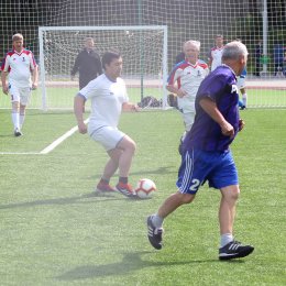 Ветераны из Корсакова лидируют в областном футбольном турнире