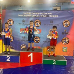 Островные борцы завоевали одиннадцать медалей на представительном турнире во Владивостоке