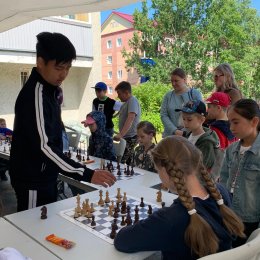 Максим Кан завершил серию сеансов одновременной игры в шахматы, посвящённую Дню молодежи