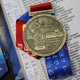 В Южно-Сахалинске наградили участников международного эстафетного заплыва