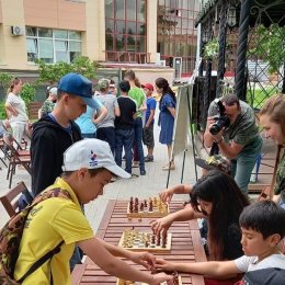 Михаил Бамбизо и Артем Хуснулгатин приобщили к шахматам юных сахалинцев