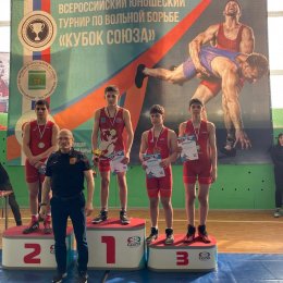 Островные борцы завоевали восемь медалей на всероссийских соревнованиях в Биробиджане