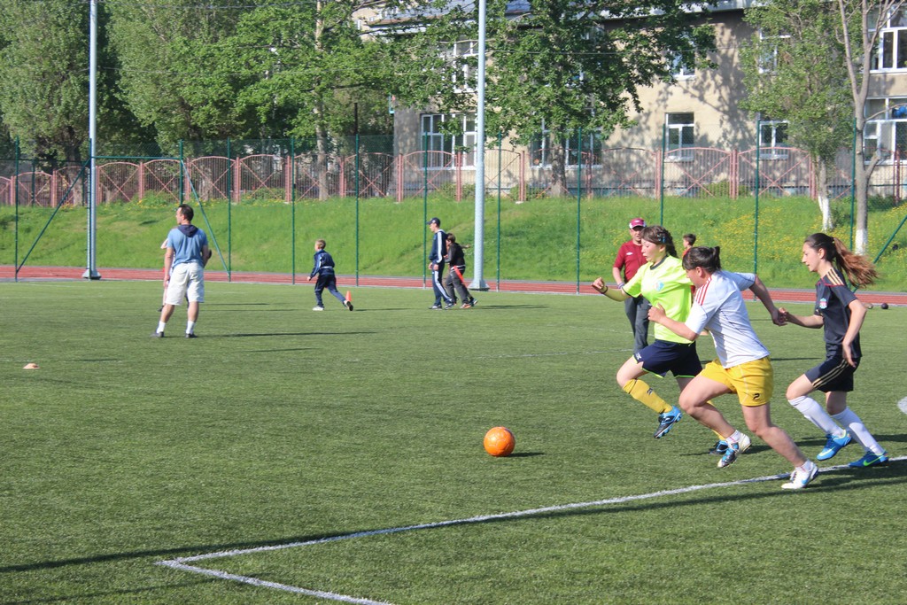 Футбольный матч между командами девушек Южно-Сахалинска и Невельска