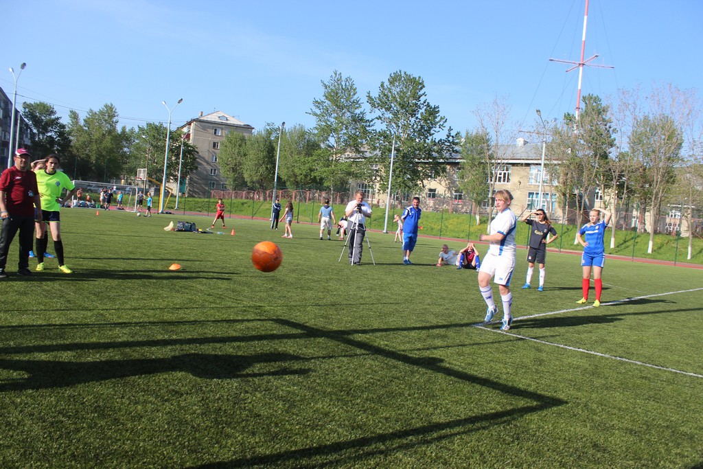 Футбольный матч между командами девушек Южно-Сахалинска и Невельска